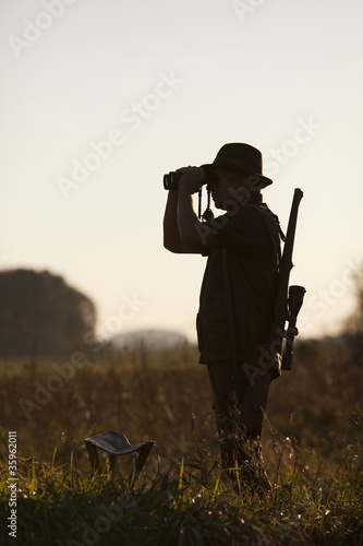 Fotografía Jäger im abendlichen Gegenlicht