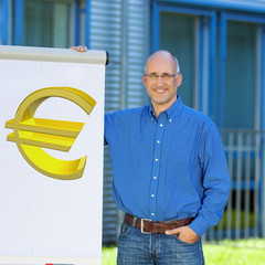 Wall Mural - geschäftsmann zeigt euro am flipchart