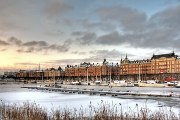 Canvas Print - Canal with boats in the city in winter.