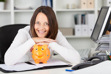 Canvas Print - frau im büro mit sparschwein