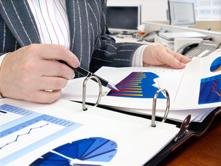 Fototapete - Businesswoman analyzing investment charts
