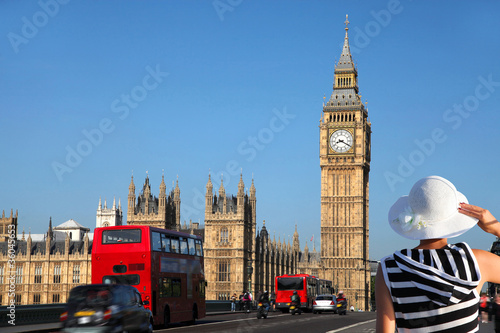 Tapeta ścienna Kobieta ogląda big ben w londynie, wielka brytania