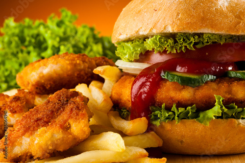 Board z aluminiowym obramowaniem Duży hamburger, nuggetsy z kurczaka i frytki