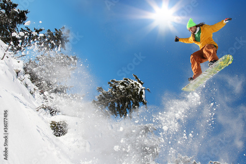 Board z aluminiowym obramowaniem Snowboardzista skoki przeciw błękitne niebo