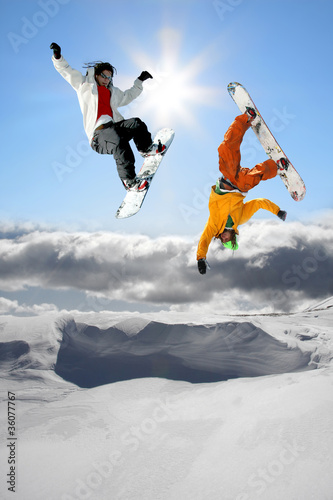 Board z aluminiowym obramowaniem Snowboardziści skaczący przeciw błękitne niebo