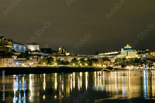 Naklejka samoprzylepna Porto riverside nocą w Portugalii