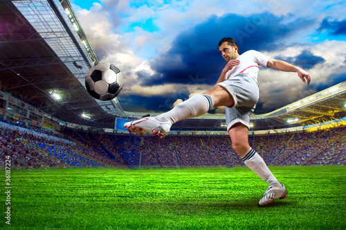 Foto-Doppelrollo - Football player on field of stadium (von Andrii IURLOV)