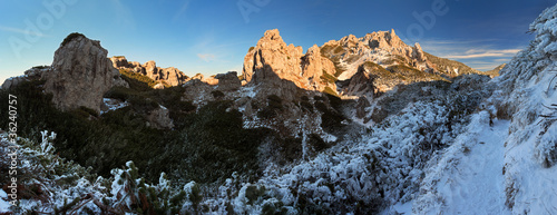 Board z aluminiowym obramowaniem Skalisty towny w zimie - dziewięć vrch - tatry - słowacja