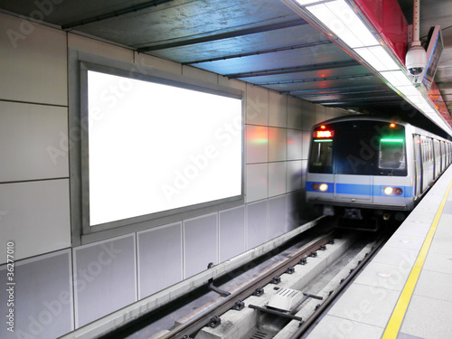 Board z aluminiowym obramowaniem Pusty billboard w stacji metra