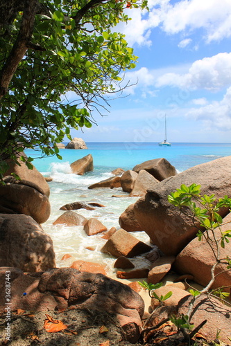 Naklejka nad blat kuchenny Egzotyczna wyspa z kamienistą plażą