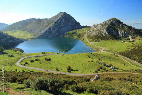 Lago Enol. Lagos de Covadonga, Asturias. Obraz na płótnie