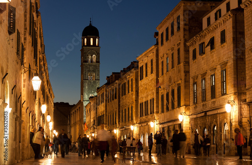 Plakat na papierze fotorealistycznym Stare miasto z Dubrownika w nocy.