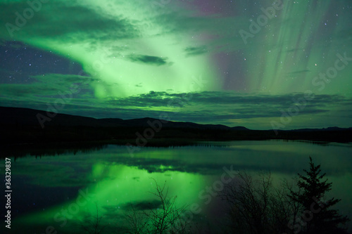 Plakat na papierze fotorealistycznym Nocne niebo gwiazdy chmury zorzy polarnej odzwierciedlenie