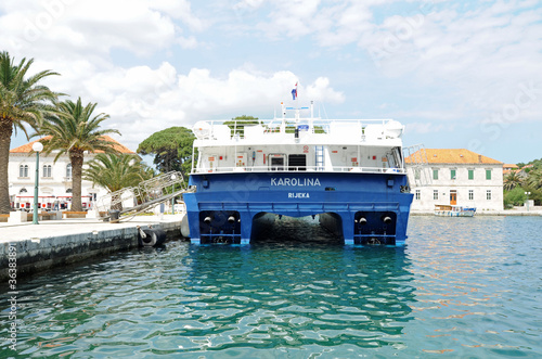 Plakat na papierze fotorealistycznym Jelsa na wyspie hvar - katamaran
