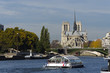 Leinwanddruck Bild bateau-mouche et cathédrale Notre Dame