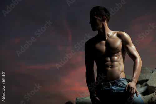 Fotomural Muscular body of an handsome bodybuilder