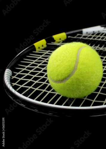 Obraz na płótnie canvas dwuczęściowy "dyptyk" Rakieta tenisowa i tenis bal na czarnym tle