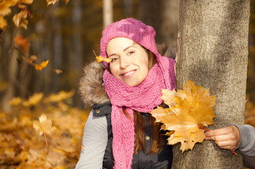 Sticker - attraktive junge frau im wald