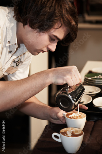 Fotografie, Obraz Cappuccino Zubereitung / Milch eingießen/ Baristawettbewerb