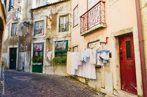  Plakaty uliczki   dzielnica-alfama-lizbona-portugalia-dzien-prania