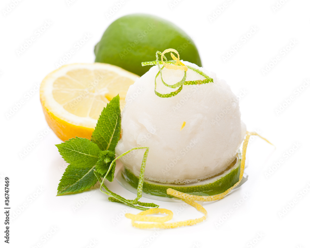 Zitroneneis mit Früchten auf weißem Hintergrund - obrazy, fototapety, plakaty 