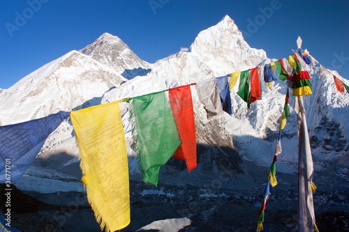 Obraz na płótnie canvas trzyczęściowy "tryptyk" Zobacz Everest z buddyjskiej flagi modlitewne z kala patthar