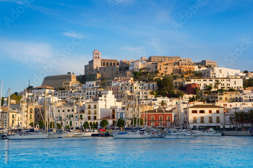 Board z aluminiowym obramowaniem Miasto ibiza eivissa z błękitną śródziemnomorską