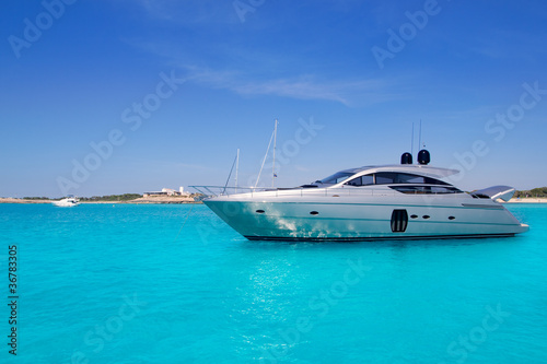 Board z aluminiowym obramowaniem Yatch w turkusowej plaży formentera
