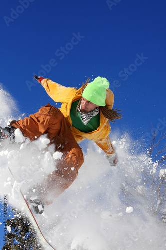 Board z aluminiowym obramowaniem Snowboardzista skoki przeciw błękitne niebo