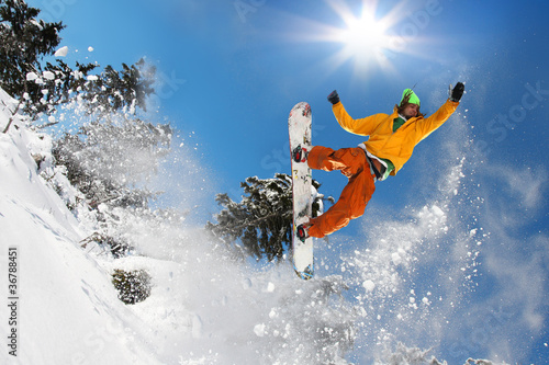 Board z aluminiowym obramowaniem Snowboardzista skoki przeciw błękitne niebo