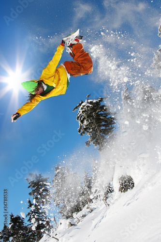 Board z aluminiowym obramowaniem Snowboardzista skoki przeciw błękitne niebo