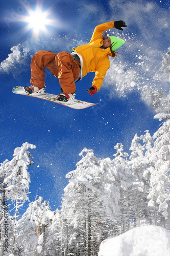 Dekoracja na wymiar  snowboardzista-skaczacy-na-tle-blekitnego-nieba