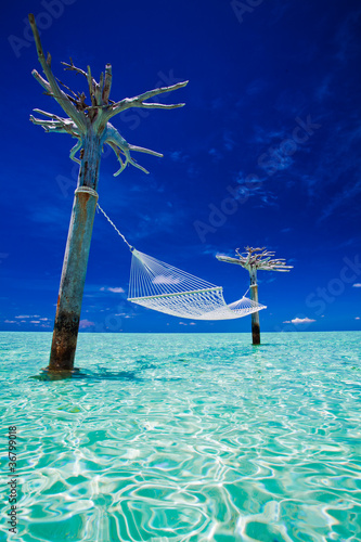 Naklejka na szybę Empty over-water hammock in the middle of lagoon