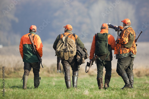 Fotomural Vier Jäger nach der Treibjagd