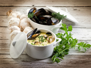 Poster - mussel soup with saffron and cream sauce