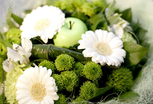 Bouquet De Fleurs Blanches Et Vertes Buy This Stock Photo