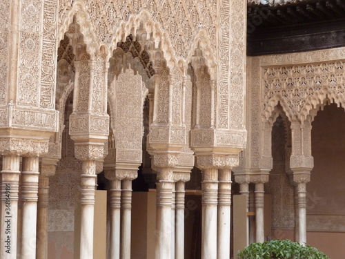 Tapeta ścienna Zdobione kolumny w pałacach Alhambra w Granadzie