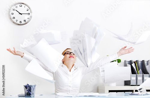 Fotomural Businesswoman throwing files.