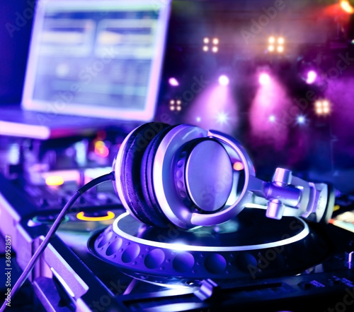 Plakat na papierze fotorealistycznym Mikser DJ ze słuchawkami