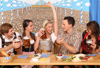 Wall Mural - Gruppe auf dem Oktoberfest