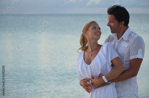 Couple Amoureux à La Plage Buy This Stock Photo And