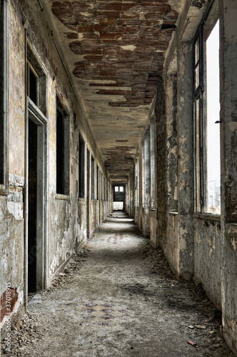 Tapeta ścienna Długi pusty korytarz i drzwi w opuszczonym budynku