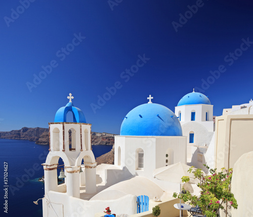 Board z aluminiowym obramowaniem Widok niebieski kościół kopuły w oia wieś na wyspie santorini