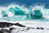 Fototapeta Fototapety z morzem do Twojej sypialni - Turquoise rolling wave slaming on the rocks
