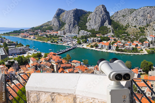 Plakat na papierze fotorealistycznym Lornetki i miasteczko omis w Chorwacji