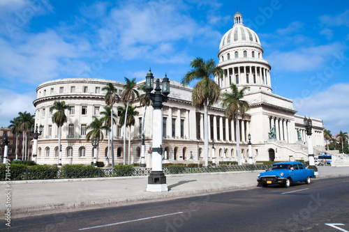 Obraz w ramie Capitolio building and vintage old american car