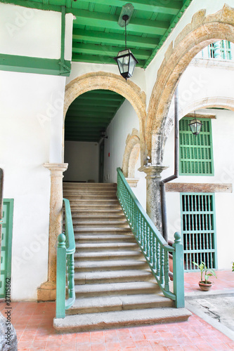 abstrakcjonistyczny-szczegol-nieociosani-schodki-w-starym-havana-budynku-wnetrzu