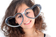 Portrait d'adolescente aux lunettes coeurs
