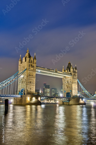 Plakat na papierze fotorealistycznym Tower Bridge w Londynie, w Anglii