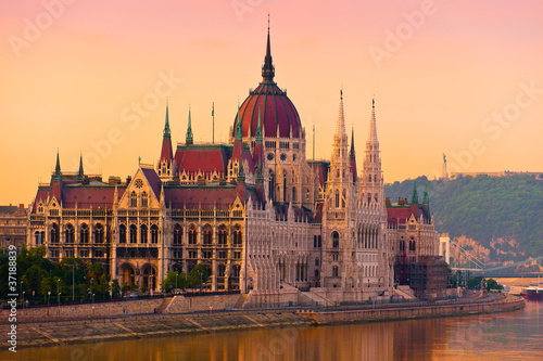 Obraz Dibond Parlament w Budapeszcie o wschodzie słońca